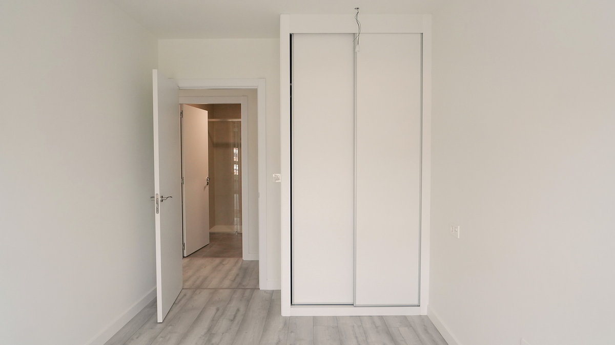 Dormitorio con armario empotrado