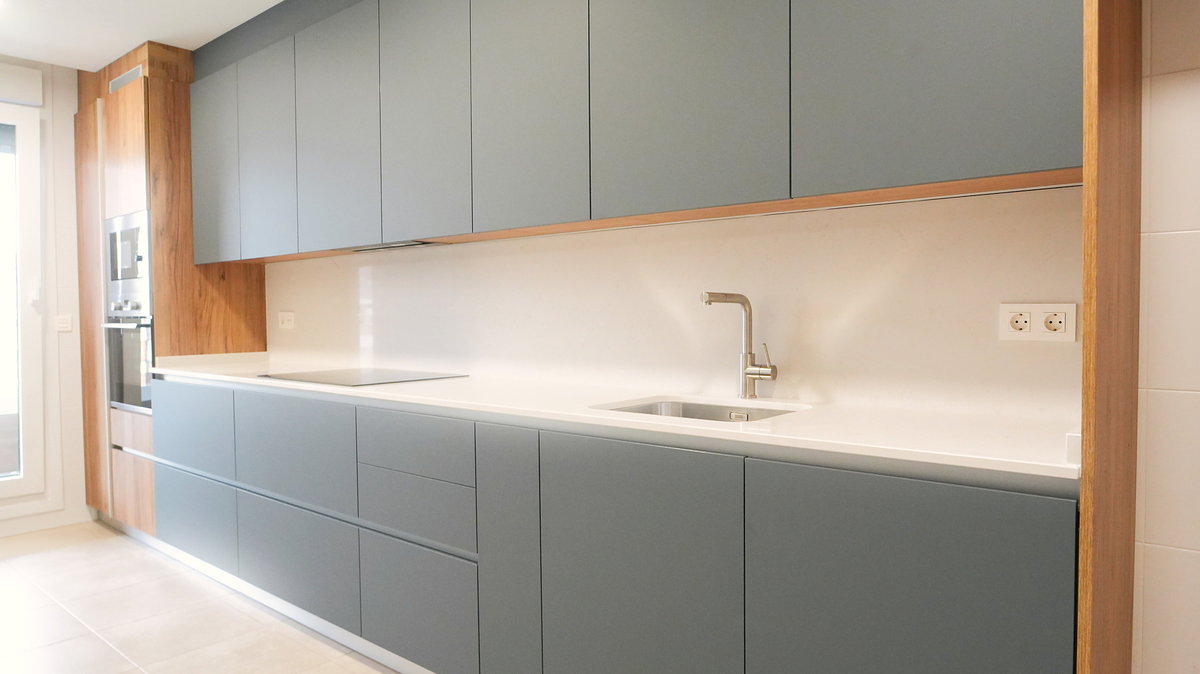 Cocina en acabado gris