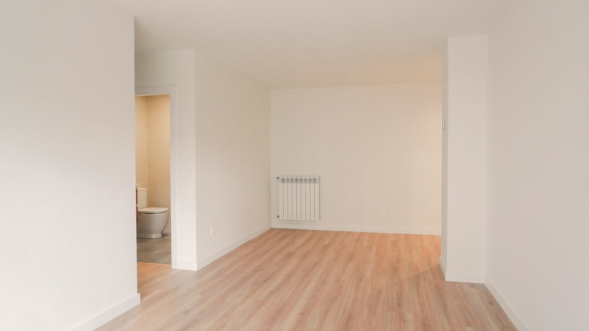 Salón vacío con suelo de roble